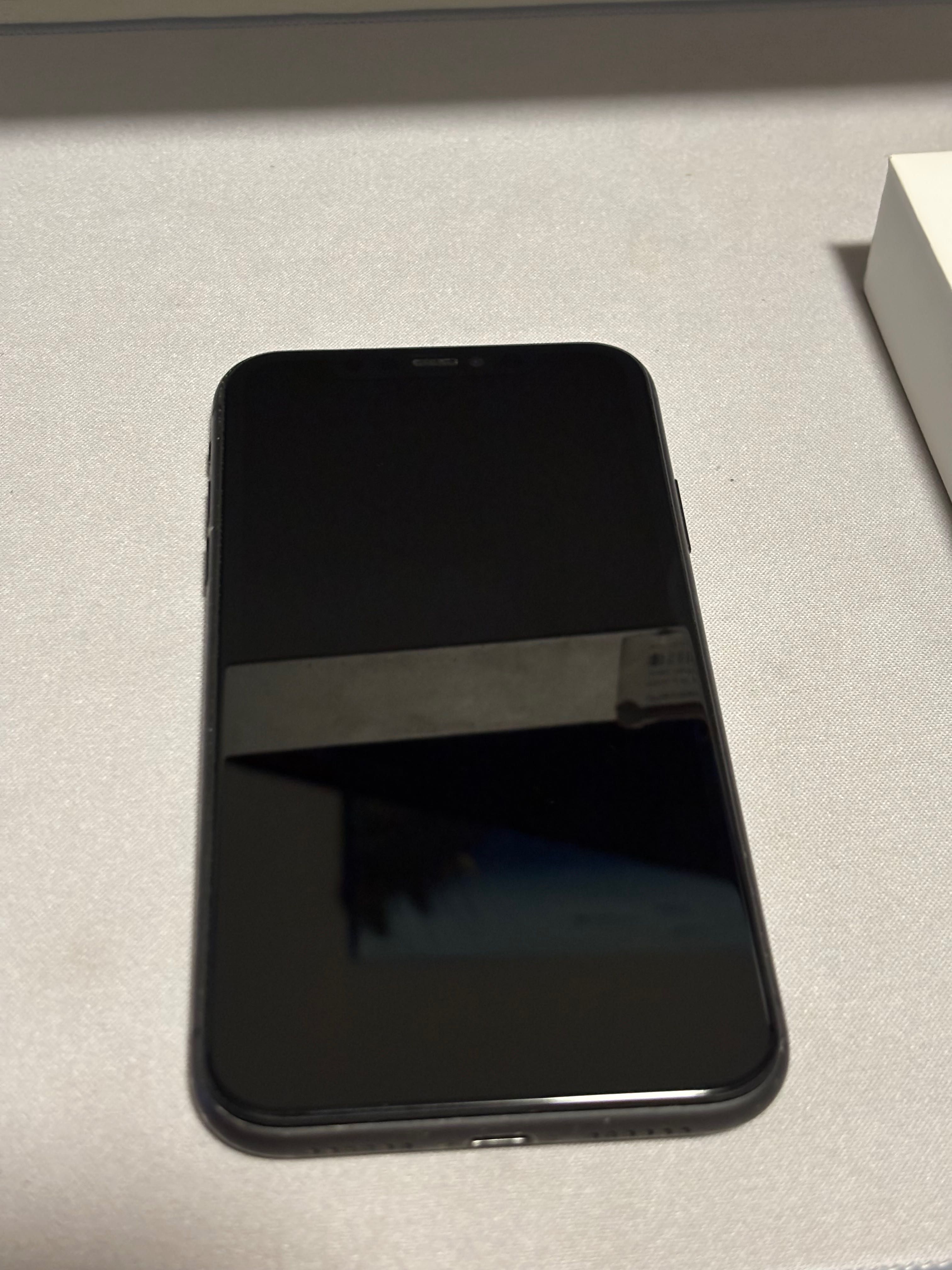 iPhone 11 (usado) na caixa com cabo