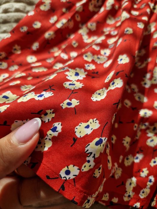 Bluzka top w kwiatki czerwona odkryte ramiona