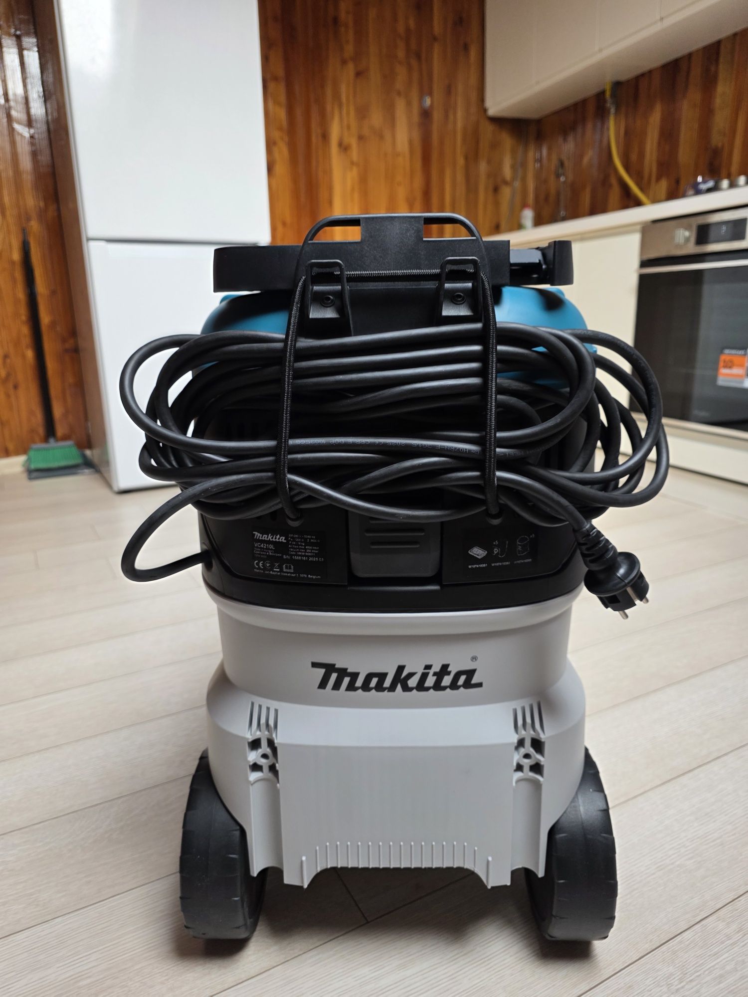 Пилосос MAKITA VC4210LX