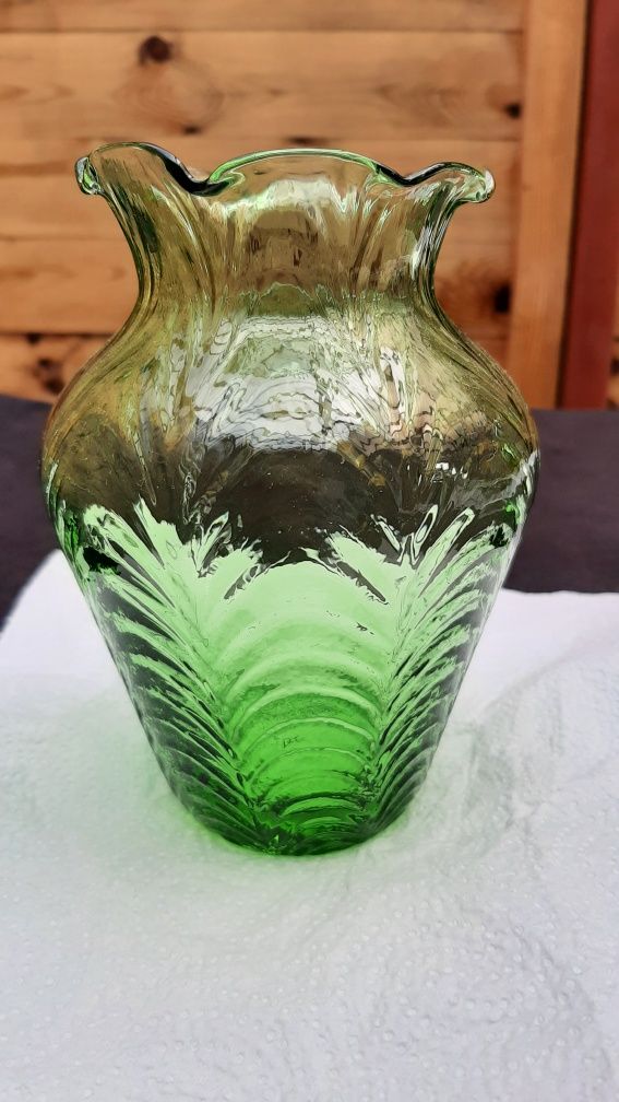 Śliczny wazon w fale z szkła w kolorze uranowej zieleni.