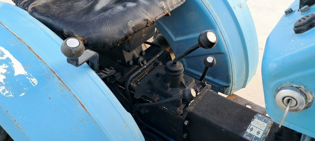 Trator Mitsubishi D1300 c/reboque 4x2