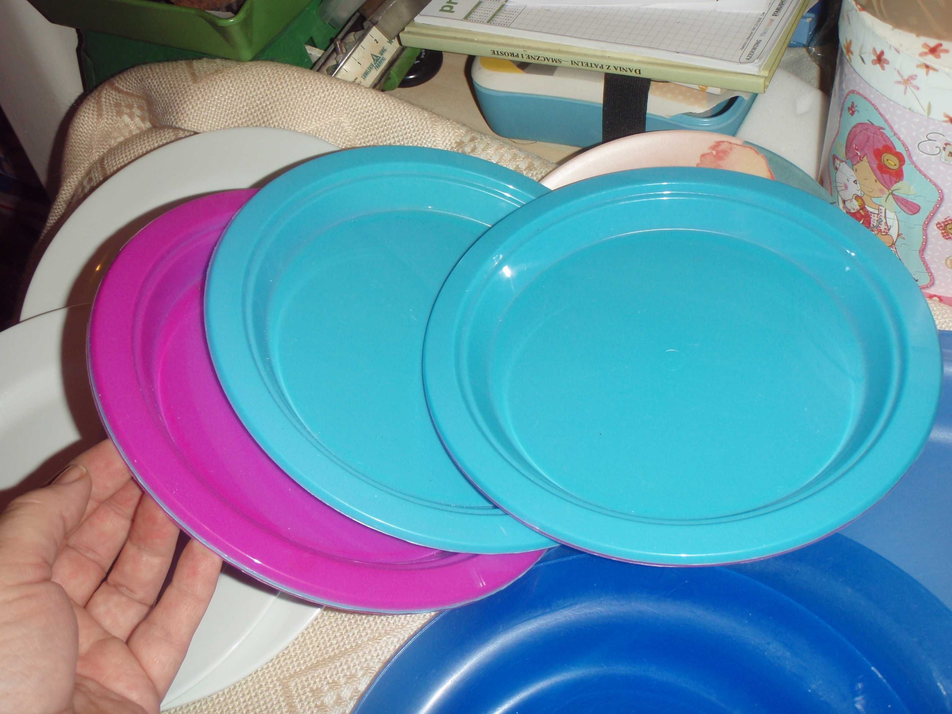 Lekkie plastikowe naczynia, talerze, tace itp 33 sztuki