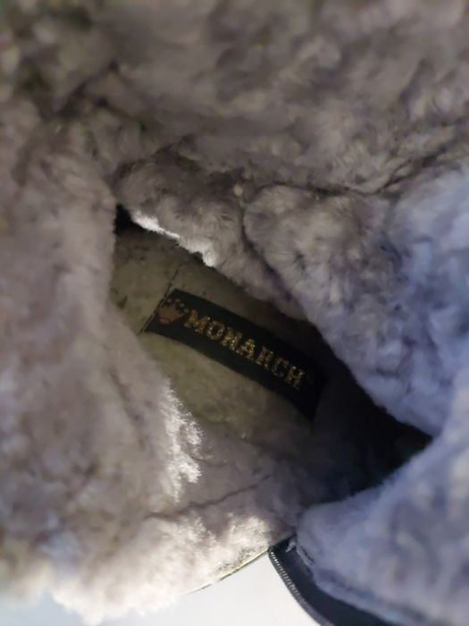 Шкіряні чоботи на густій цегейці