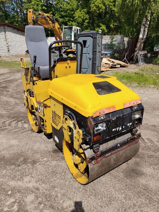 Caterpillar CB-114  Walec drogowy wibracyjny