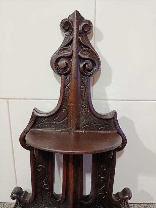 Prateleira antiga de parede em madeira