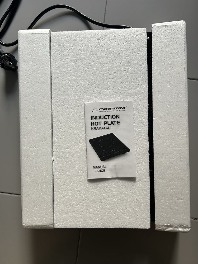 Placa eléctrica de indução nova.