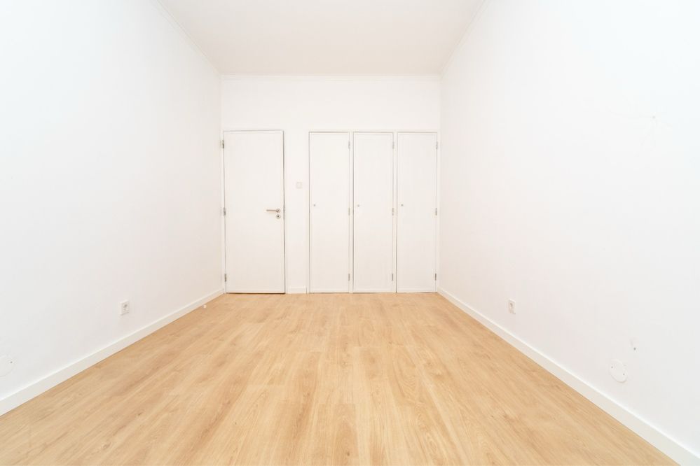 Quarto duplo (casal) em T2, sem moveis, em Queluz à 2 mins comboios