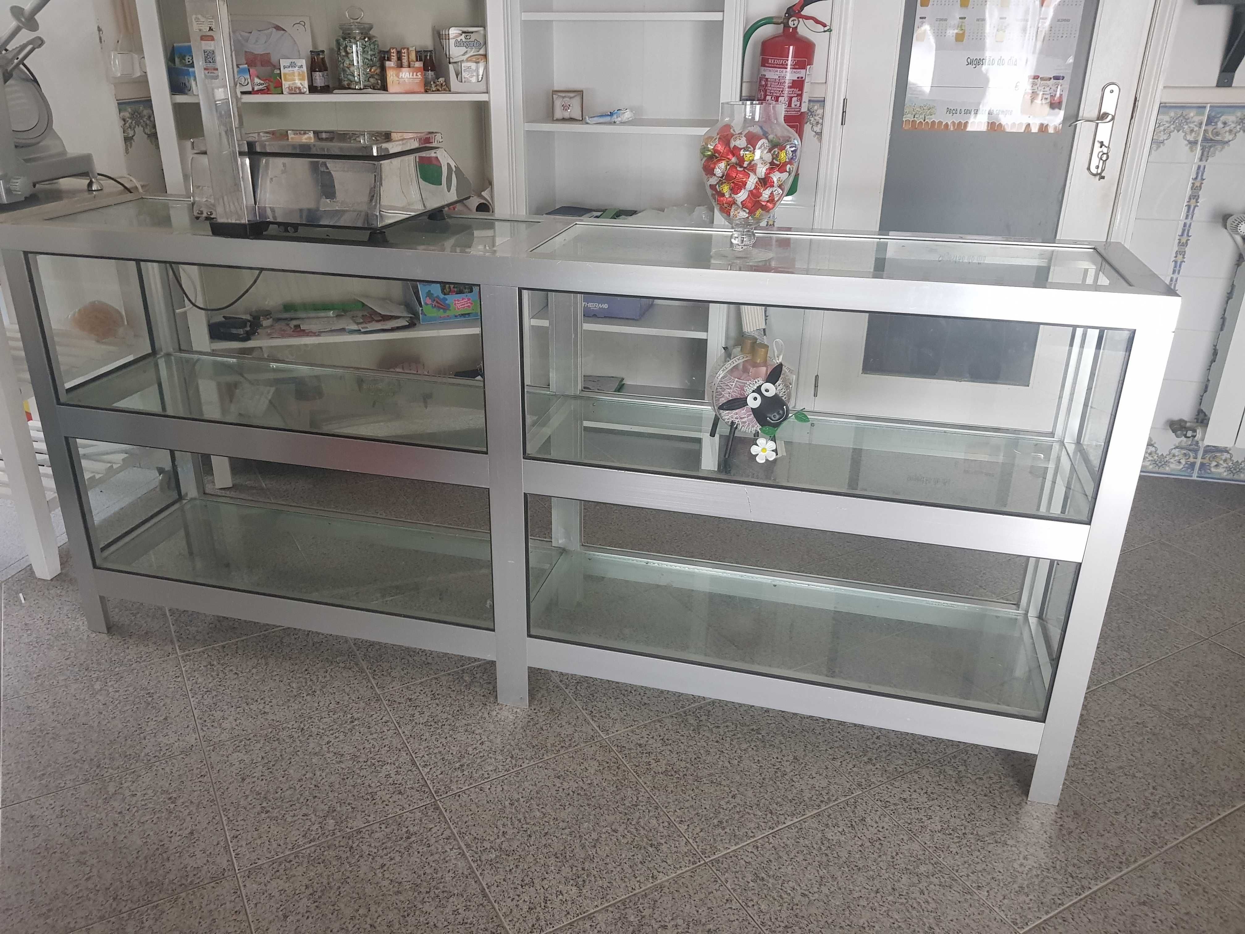 balcao de loja em inox e vidro
