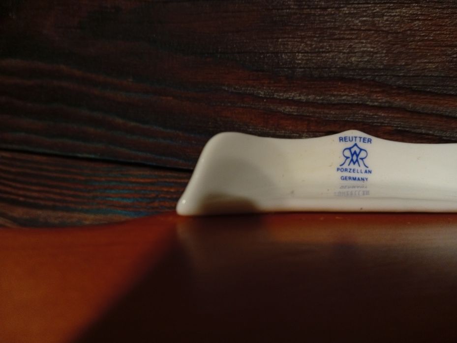 Miniaturowy drewniany model sklepu z antykami.