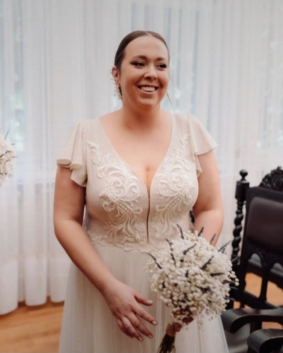 Piękna długa brokatowa błyszcząca suknia ślubna szampan