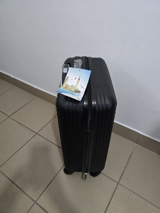 Walizka plastikowa czarna mała nowa