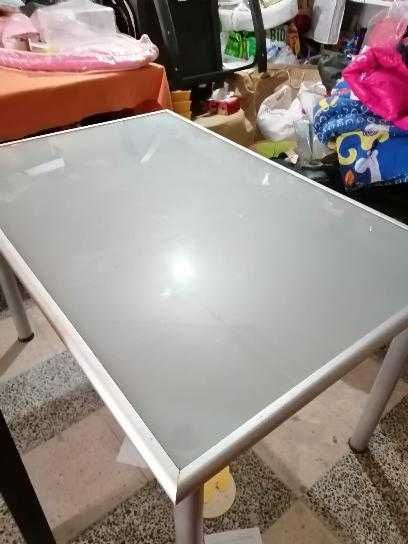 Mesa de cozinha em aluminio e vidro fosco