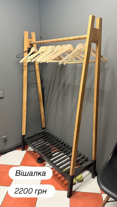 Кушетка, візажне дзеркало, стіл, вішалка, стілець