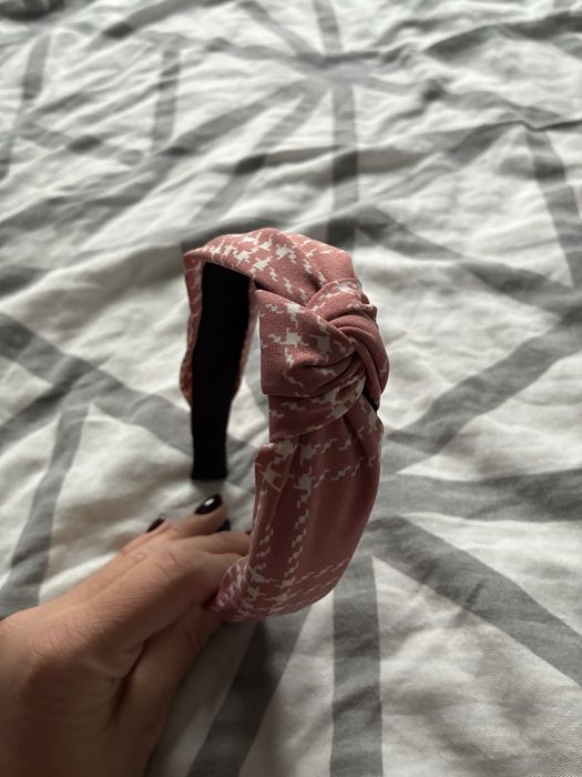 Różowa opaska damska