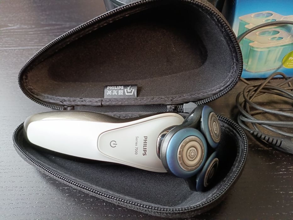 Golarka rotacyjna Philips series 7000 + stacja czyszcząca