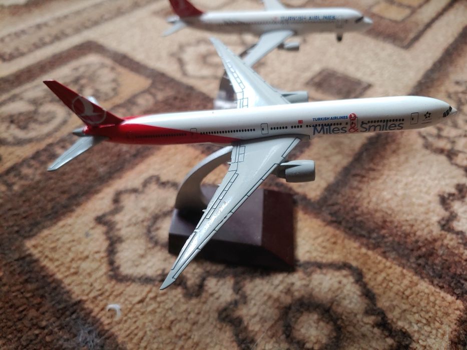 Продам металлические модели самолетов с подставками "Turkish Airlines"