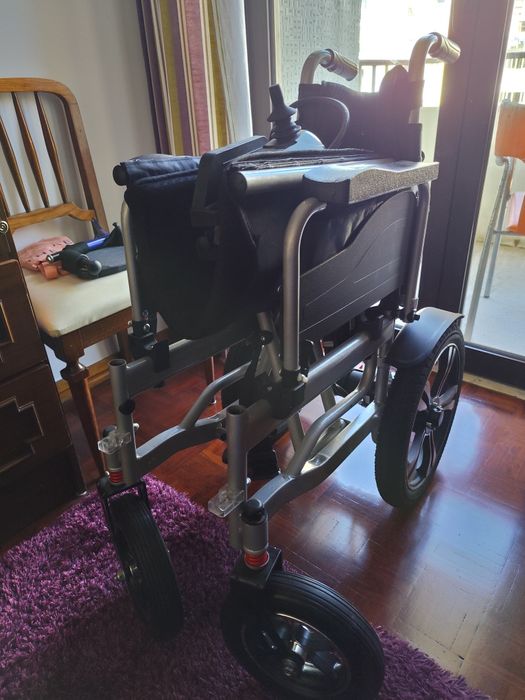 Cadeira de rodas elétrica praticamente nova , bateria a 100%