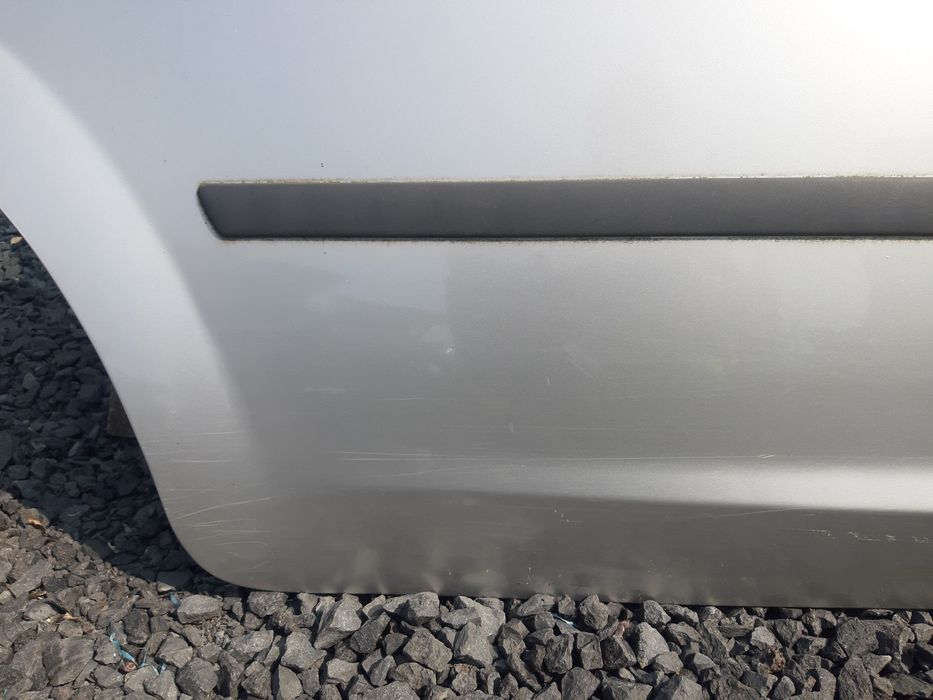 Ford Focus mk2 05r. 5d hb drzwi kompletne prawy tył O3