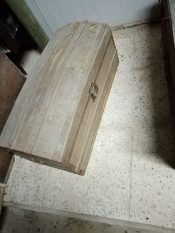 Arca baú em madeira muito antiga