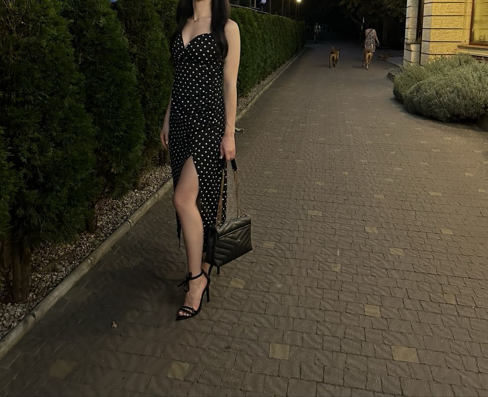 Сукня в горошок чорна
