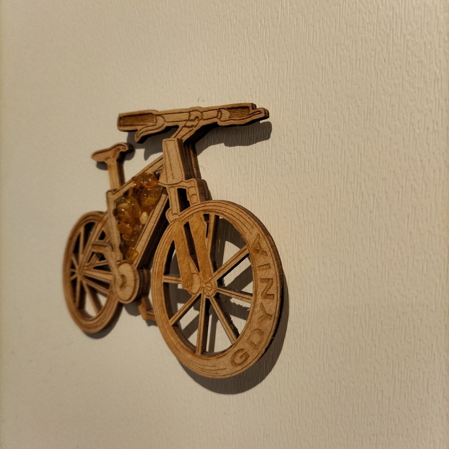 Magnes na lodówkę drewniany rower z bursztynem Gdynia