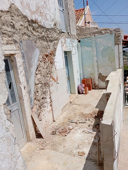 Vendo moradia geminada para remodelação