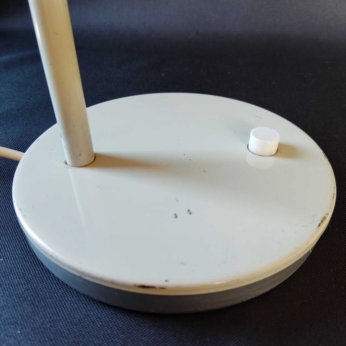 Duża metalowa lampa biurkowa - nietypowy unikatowy klosz - lata 60