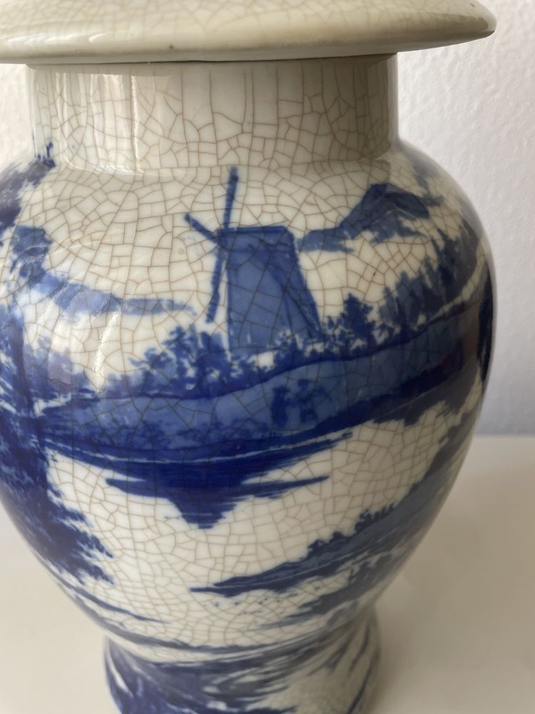 Pote alto com tampa azul e branco