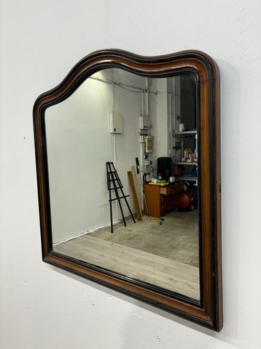 Stylowe szerokie lustro w drewnianej oprawie