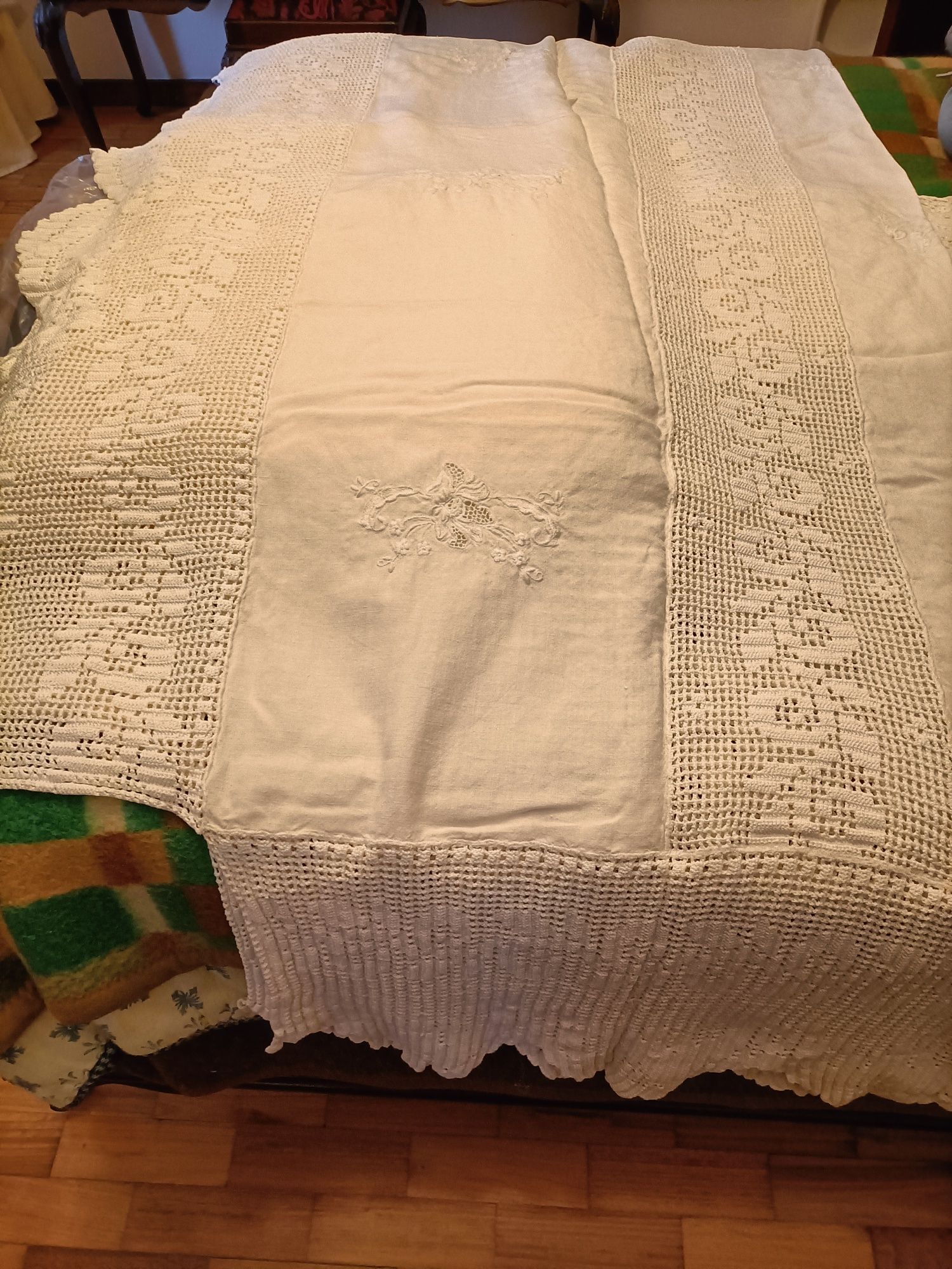 Renda e Linho - Colchas, brancas,de cama feitas á mão