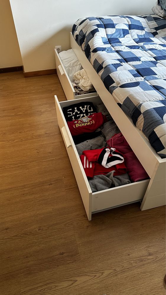 Cama Ikea 4 gavetões + colchão