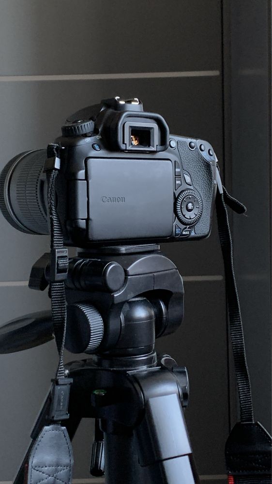 фотоапарат Canon EOS 60D + штатив, карти, пульт, сумка