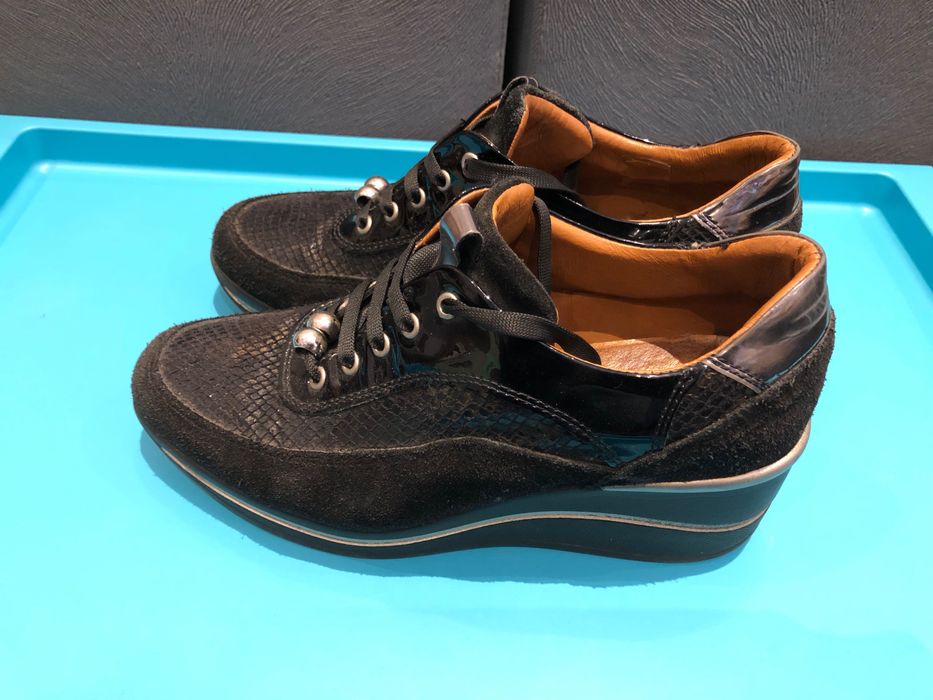 Sapatilhas pretas de cunha (pele genuína) - tam 37