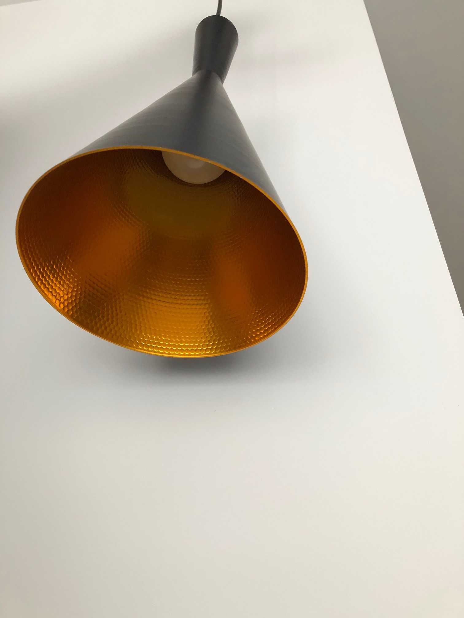 Czarna lampa wisząca do salonu