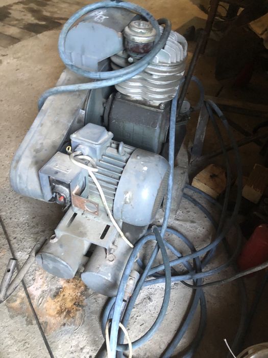 Компресор мало був у використанні мотор три фазний пять кіловат .