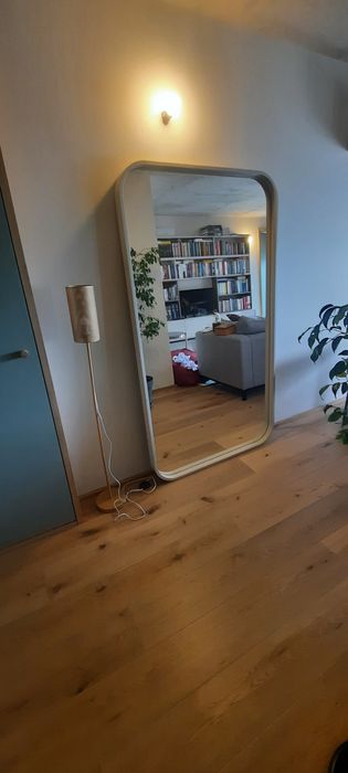 Espelho grande com moldura em madeira lacada bege