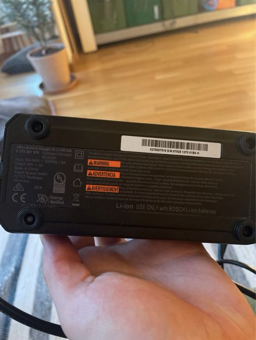 Зарядний пристрій Bosch для електро велосипеда