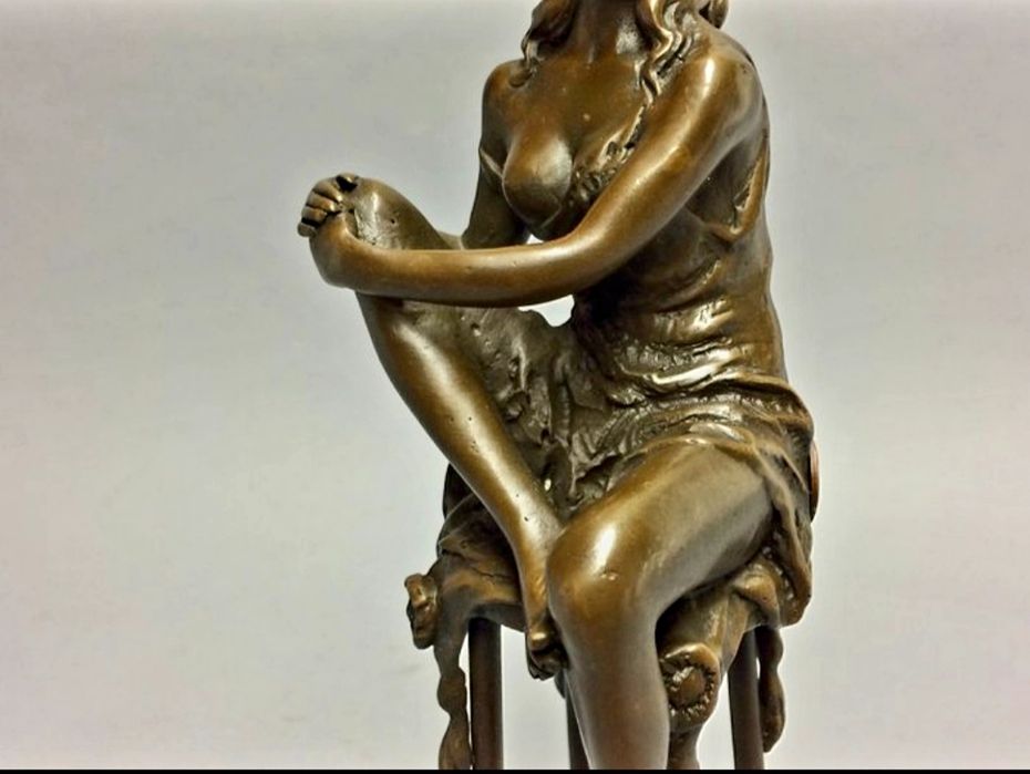 Estátua em Bronze " Mulher Sentada"