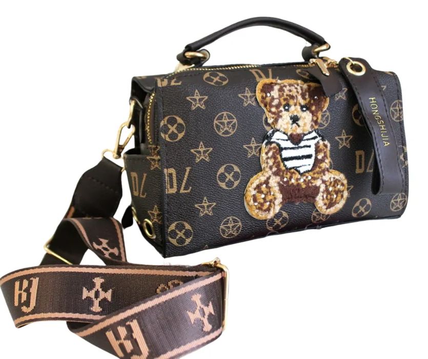 mała torebka kuferek miś w sweterku cyrkonie