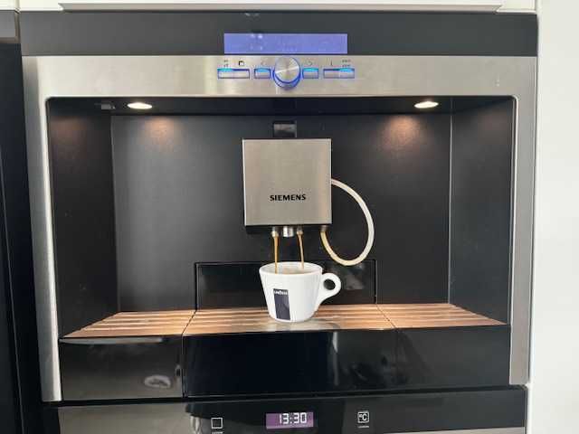 USZKODZONY ekspres do kawy pod zabudowę Siemens TK76K573/08 .