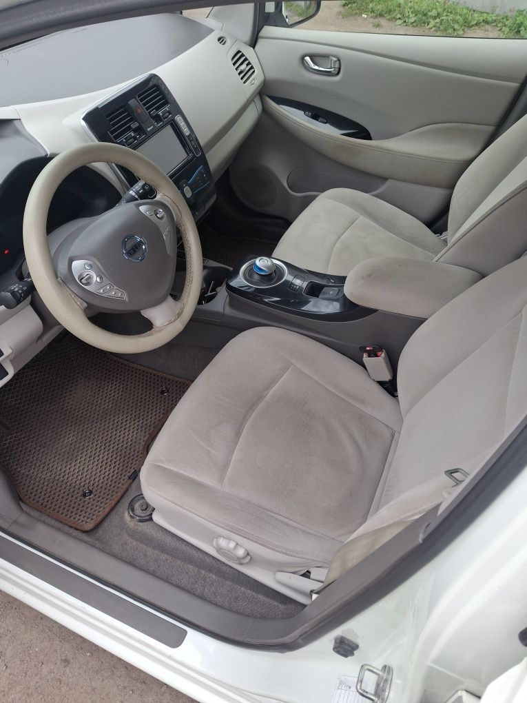 Nissan leaf 2011року