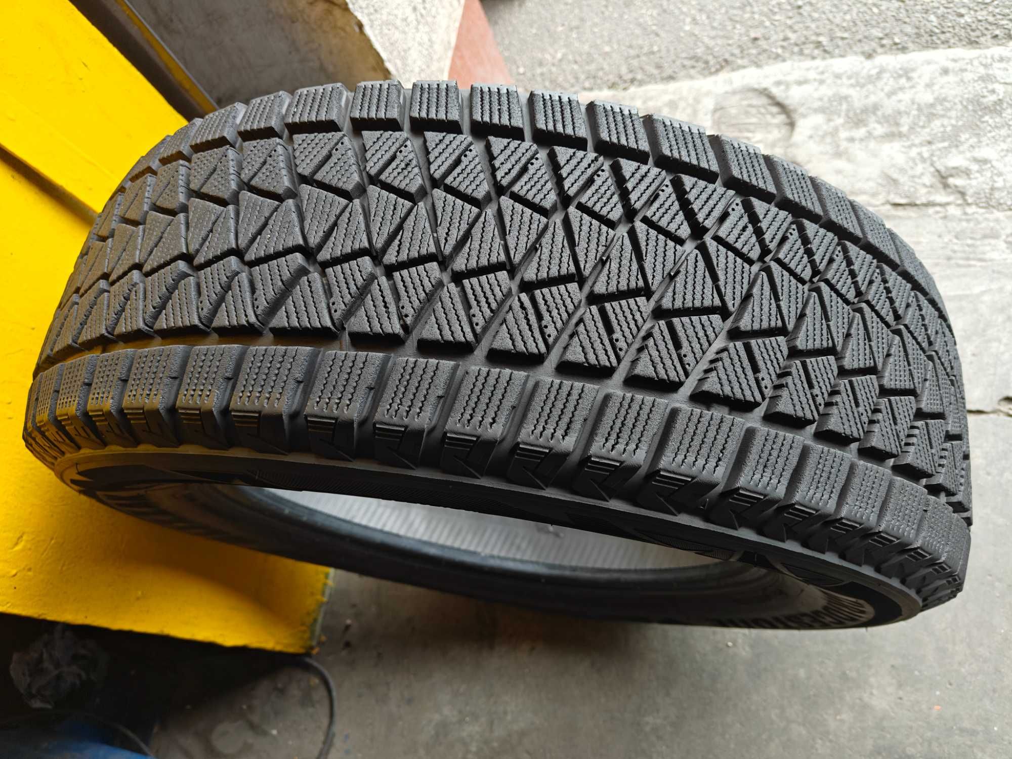Bridgestone Blizzak DM-V2 R17 225 65 зимові шини арктична липучка