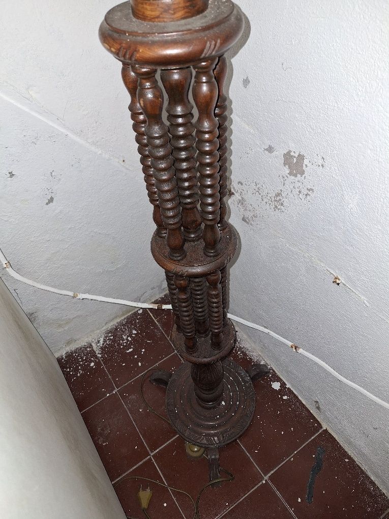 Candeeiro de pé antigo