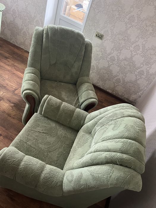 Продам диван и два кресла