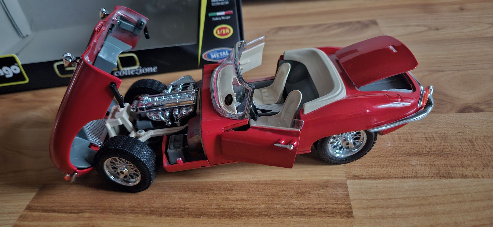 1:18 Burago Jaguar E Cabriolet