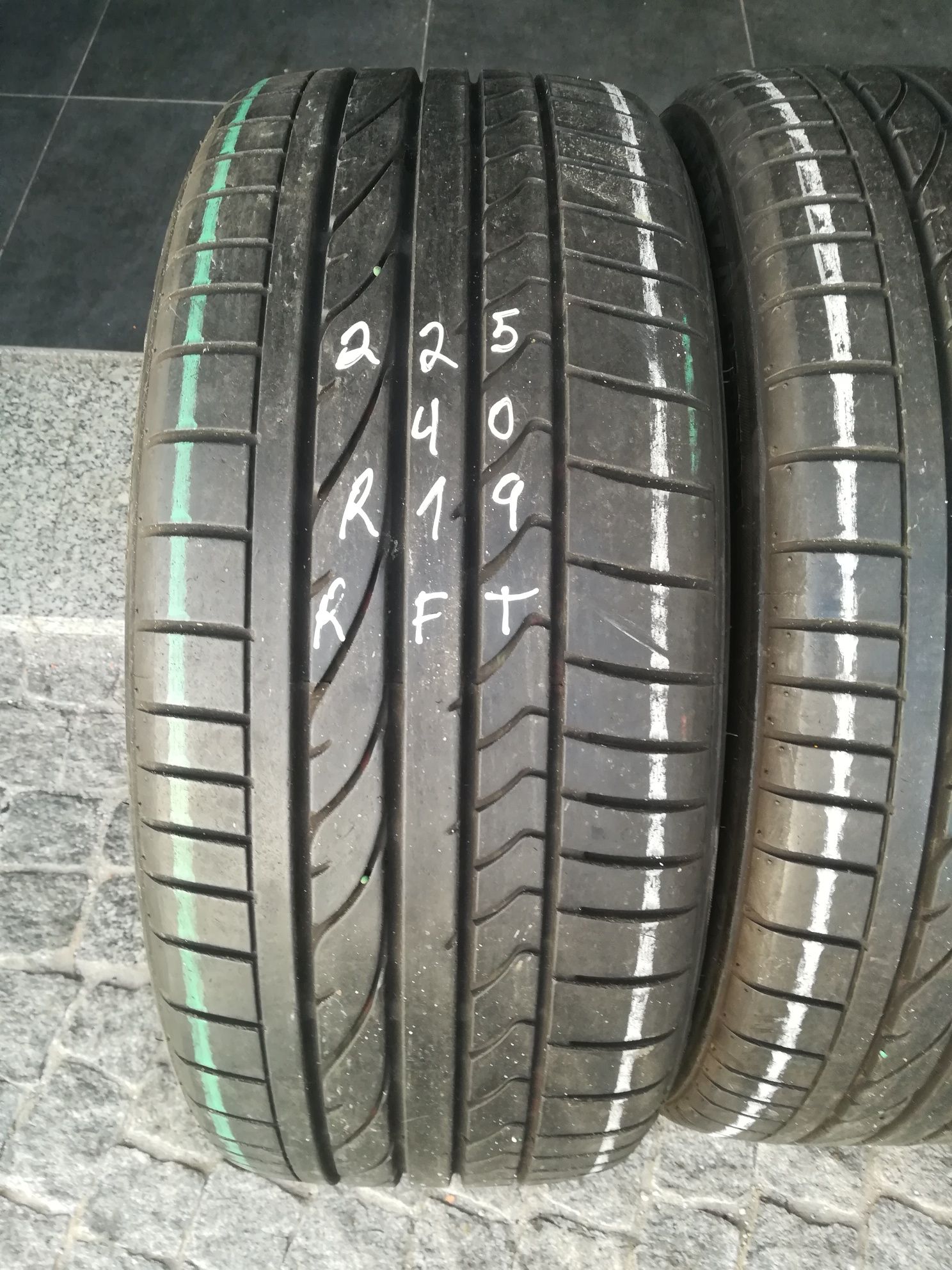 2 pneus 225 40 r19 Runflat Bridgestone