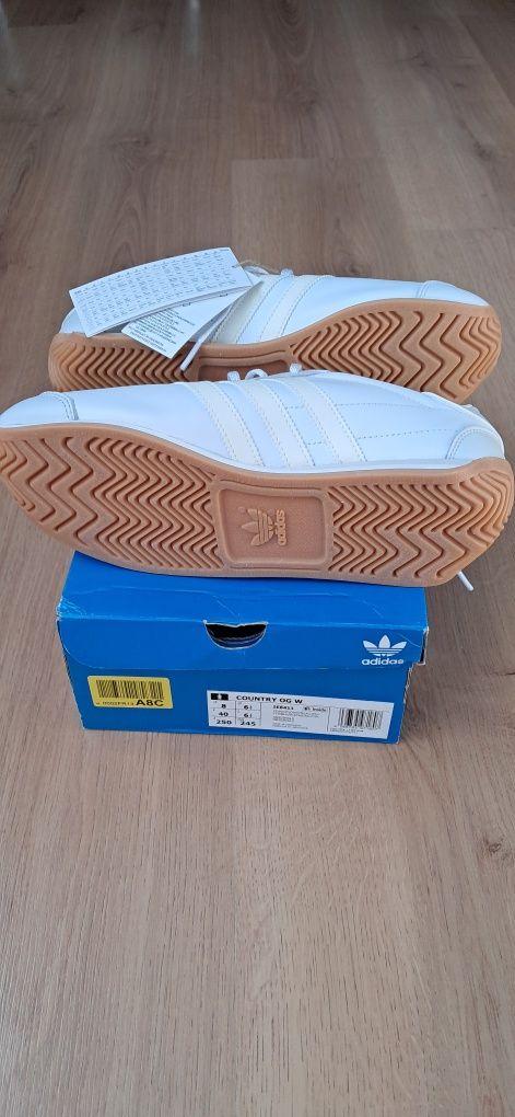 Шкiрянi кросiвки  adidas, в 40розмiрi,по устiлцi 25.5cм.