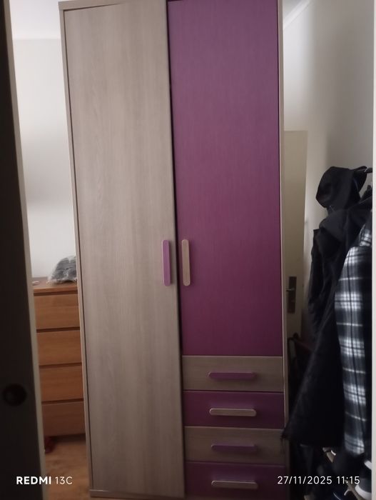 Guarda fatos com bastante arrumação e mesinha cabeceira