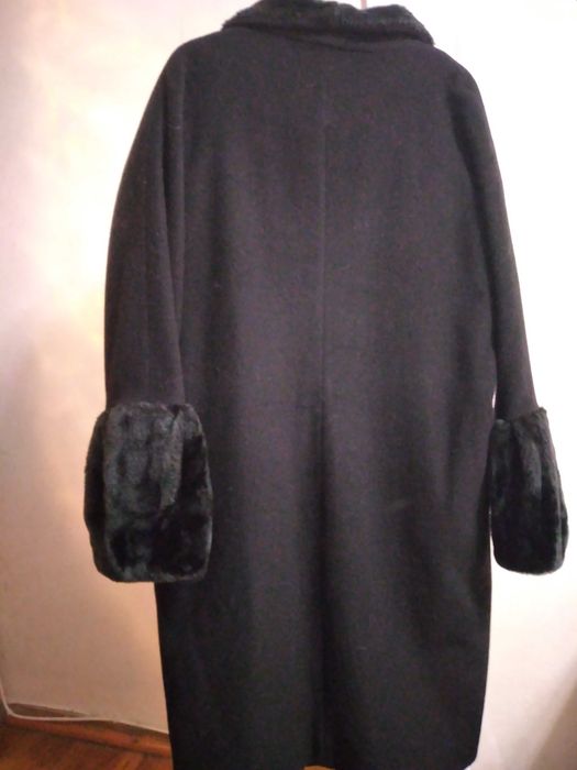 Нове чорне демісезонне пальто, оздоблене чорним м'яким хутром