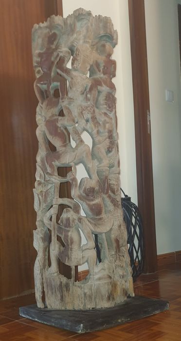 Escultura em madeira entalhada Teka